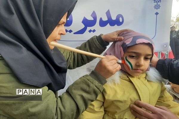 دانش‌آموزان منطقه ۱۰ در جشن ۴۴ سالگی انقلاب، جلوه‌ای ازاقتدارملت ایران را نشان دادند