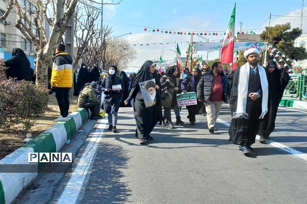 دانش‌آموزان منطقه ۱۰ در جشن ۴۴ سالگی انقلاب، جلوه‌ای ازاقتدارملت ایران را نشان دادند