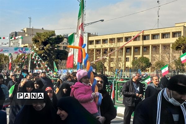 دانش‌آموزان منطقه ۱۰ در جشن ۴۴ سالگی انقلاب، جلوه‌ای ازاقتدارملت ایران را نشان دادند