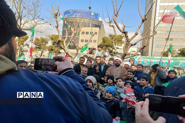 دانش‌آموزان منطقه ۱۰ در جشن ۴۴ سالگی انقلاب، جلوه‌ای ازاقتدارملت ایران را نشان دادند