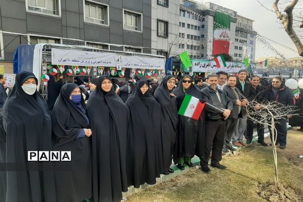 دانش‌آموزان منطقه ۱۰ در جشن ۴۴ سالگی انقلاب، جلوه‌ای ازاقتدارملت ایران را نشان دادند