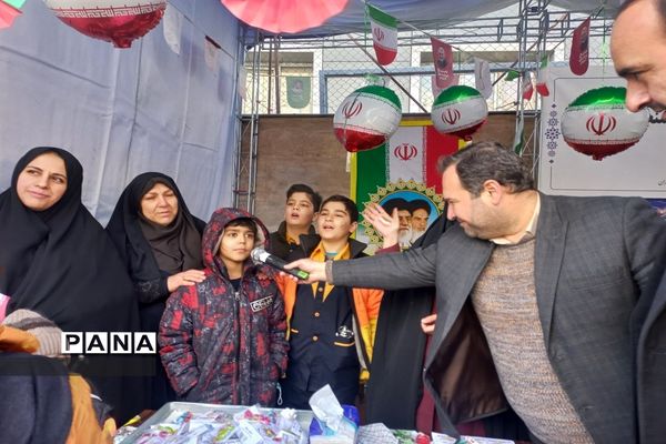 دانش‌آموزان منطقه ۱۰ در جشن ۴۴ سالگی انقلاب، جلوه‌ای ازاقتدارملت ایران را نشان دادند