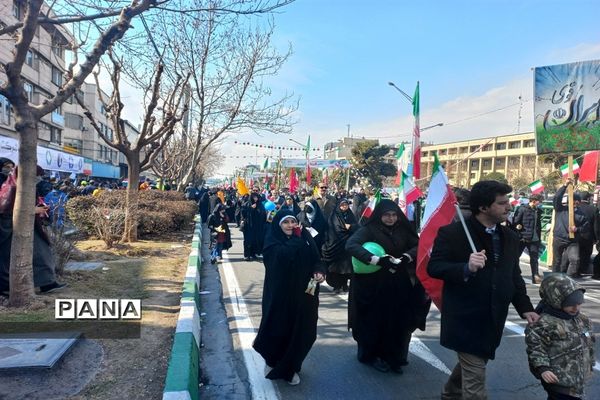 دانش‌آموزان منطقه ۱۰ در جشن ۴۴ سالگی انقلاب، جلوه‌ای ازاقتدارملت ایران را نشان دادند