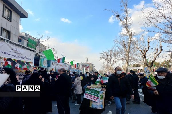 دانش‌آموزان منطقه ۱۰ در جشن ۴۴ سالگی انقلاب، جلوه‌ای ازاقتدارملت ایران را نشان دادند