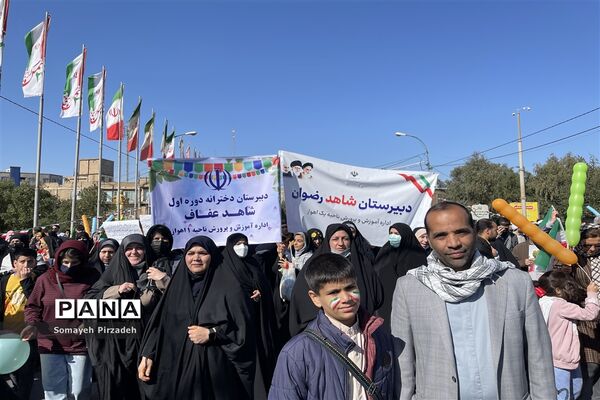 پیشتازان ناحیه یک اهواز در راهپیمایی  ٢٢ بهمن