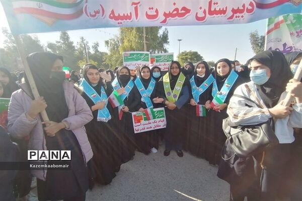 حضور مربیان و دانش‌آموزان شهرستان هویزه در راهپبمایی ۲۲ بهمن