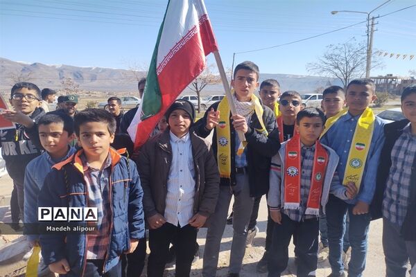 حضور گسترده فرهنگیان و دانش‌آموزان منطقه کامفیروز در راهپیمایی ۲۲ بهمن