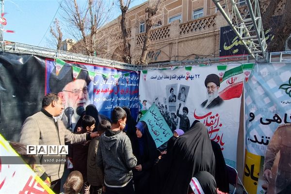 حضور دانش‌آموزان یزدی در غرفه سازمان دانش‌آموزی استان