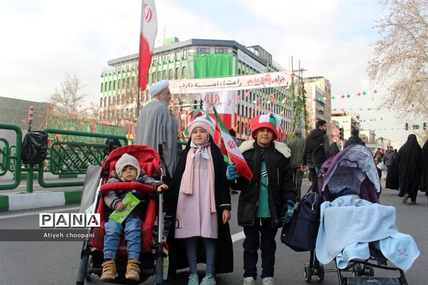 حضور حماسی مردم انقلابی در چهل و چهارمین سالگرد پیروزی انقلاب اسلامی