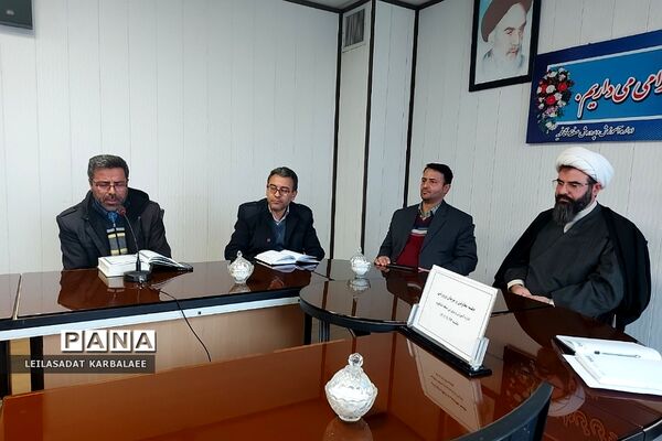 نشست هم‌اندیشی معاونان پرورشی و مربیان تربیتی با امام جمعه فشافویه