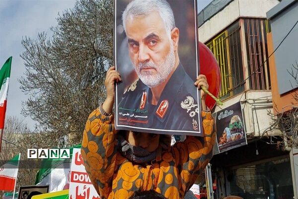 دانش‌آموزانی که همه با هم آمدند
