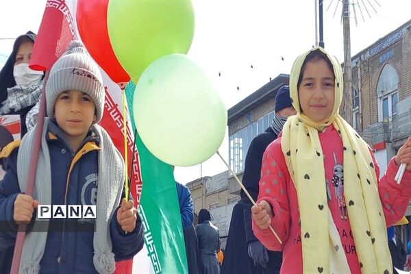 دانش‌آموزانی که همه با هم آمدند