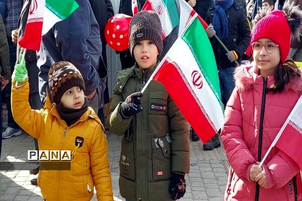 دانش‌آموزانی که همه با هم آمدند