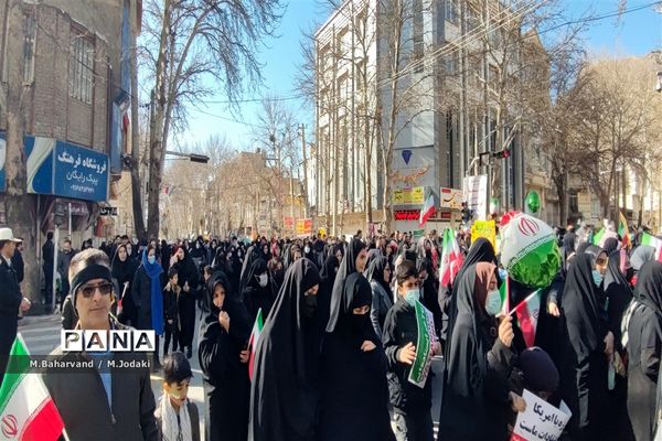 حضور پرشور دانش‌آموزان ولایتمدار ناحیه 2 خرم‌آباد در راهپیمایی 22 بهمن