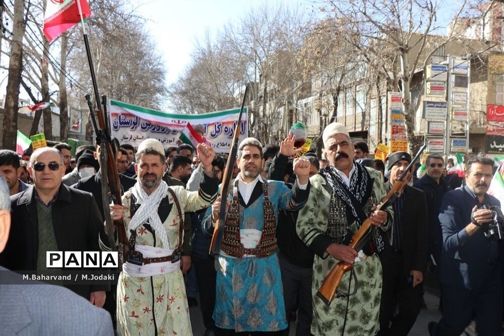 حضور پرشور دانش‌آموزان ولایتمدار ناحیه 2 خرم‌آباد در راهپیمایی 22 بهمن