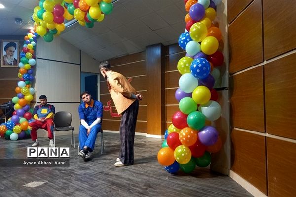 برگزاری نمایش جنگ شادی درشهرستان قرچک