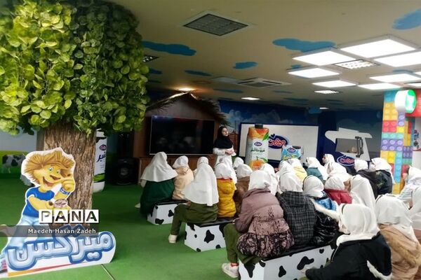بازدید دانش‌‌آموزان آموزشگاه  الله‌اکبر اسلامشهر از شرکت لبنیاتی میهن