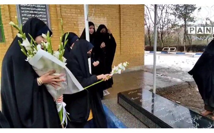 غبارروبی مزار شهدا توسط دانش‌آموزان دبیرستان  دخترانه شاهد مطهره درشهرستان البرز/فیلم