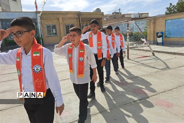 تجدید بیعت دانش‌آموزان داراب با امان زمان (عج) در همایش پسران آفتاب