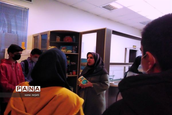 بازدید دانش‌آموزان برگزیده مسابقات پژوهش سراهای دانش‌آموزی از دانشگاه کشاورزی استان فارس