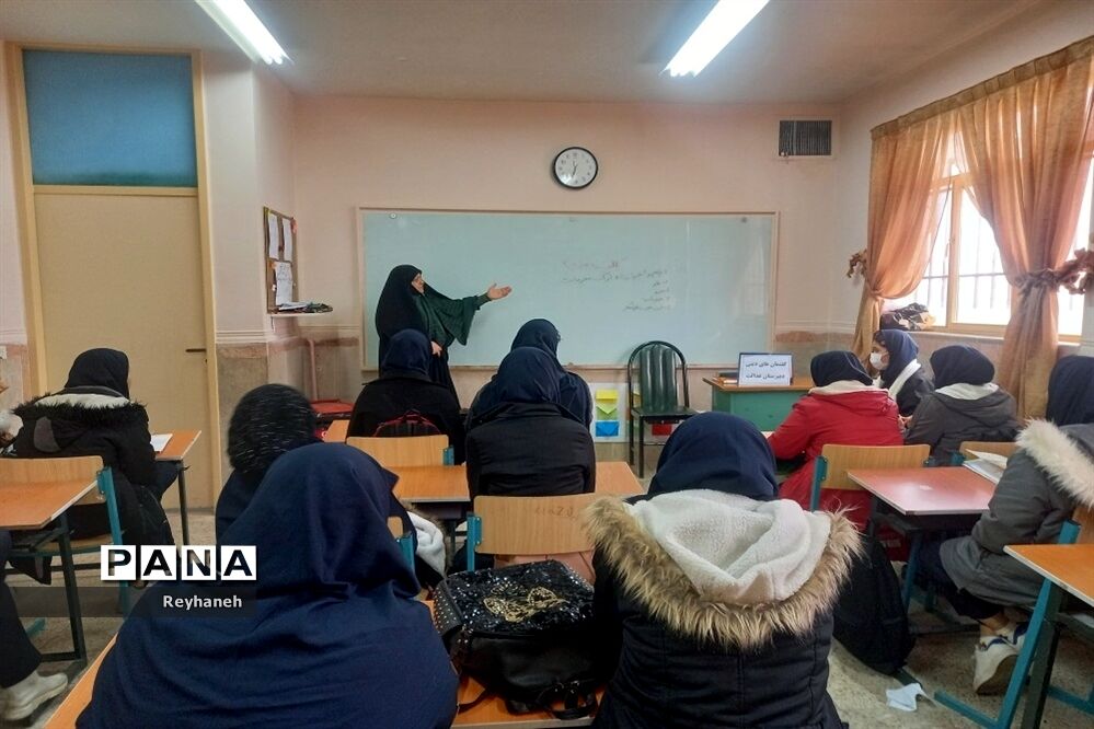 برگزاری جلسه گفتمان دینی در دبیرستان عدالت جوادآباد