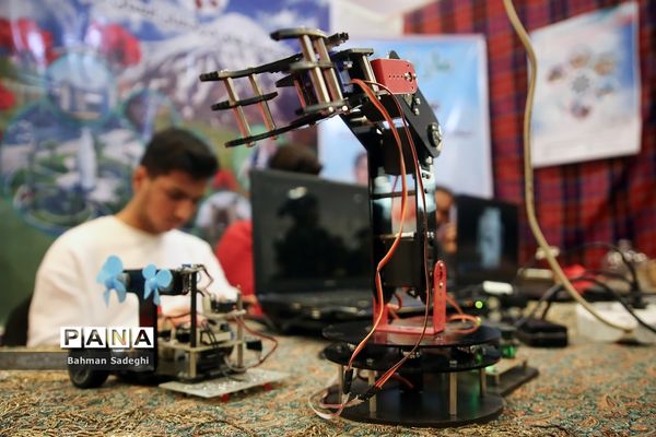 نمایشگاه دستاوردها و طرح‌های پژوهشی برتر دانش‌آموزان سمپاد