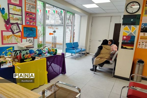 برپایی نمایشگاه دست سازه‌های دانش‌آموزی در دبستان علوی منطقه ۱۳