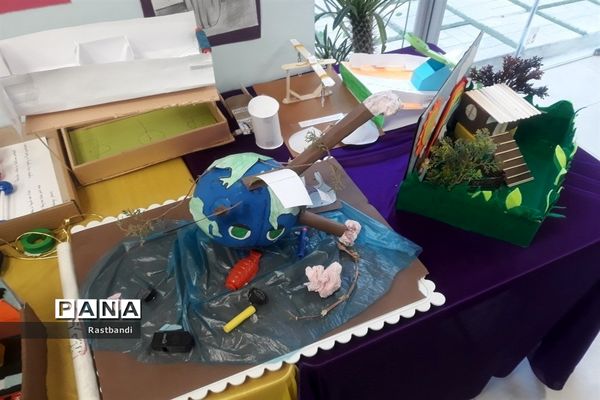 برپایی نمایشگاه دست سازه‌های دانش‌آموزی در دبستان علوی منطقه ۱۳