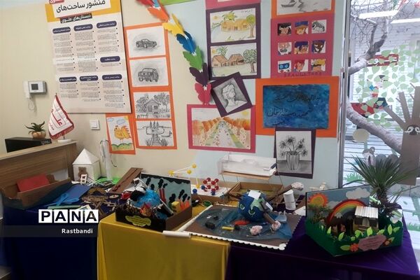 برپایی نمایشگاه دست سازه‌های دانش‌آموزی در دبستان علوی منطقه ۱۳
