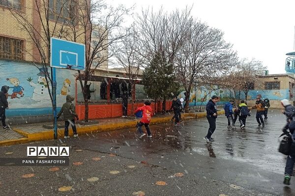شادی دانش‌آموزان از بارش برف