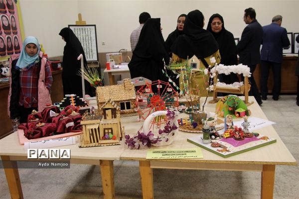 نمایشگاه دستاورد‌های دانش‌آموزی هنرستان دخترانه مهر جهرم