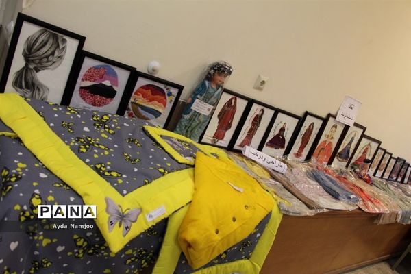 نمایشگاه دستاورد‌های دانش‌آموزی هنرستان دخترانه مهر جهرم