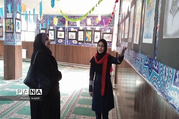 برپایی نمایشگاه نقاشی دانش‌‌‌آموزان‌‌ مدرسه پاکان ملارد