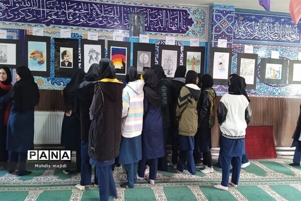 برپایی نمایشگاه نقاشی دانش‌‌‌آموزان‌‌ مدرسه پاکان ملارد