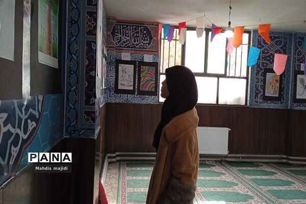 برپایی نمایشگاه نقاشی دانش‌‌‌آموزان‌‌ مدرسه پاکان ملارد