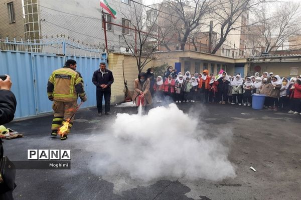 آموزش اطفا حریق در دبستان حقیقت منطقه ۱۳