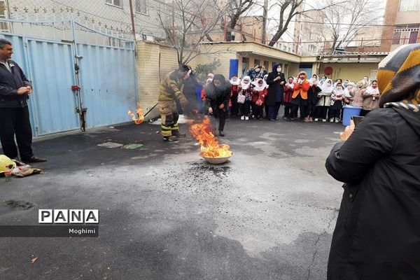 آموزش اطفا حریق در دبستان حقیقت منطقه ۱۳