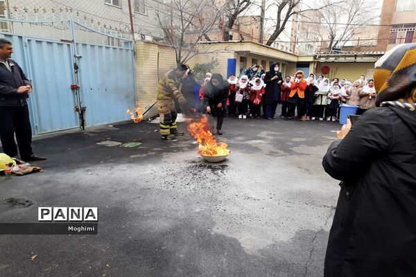 آموزش اطفا حریق در دبستان حقیقت منطقه ۱۳