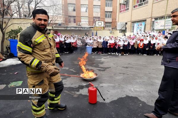 آموزش اطفا حریق در دبستان حقیقت منطقه ۱۳