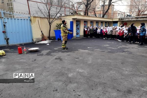 آموزش اطفا حریق در دبستان حقیقت منطقه ۱۳