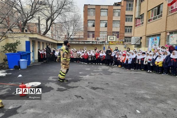 آموزش اطفا حریق در دبستان حقیقت منطقه ۱۳