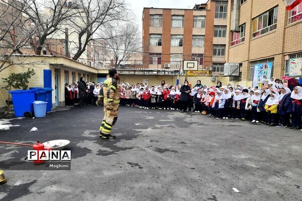 آموزش اطفا حریق در دبستان حقیقت منطقه ۱۳