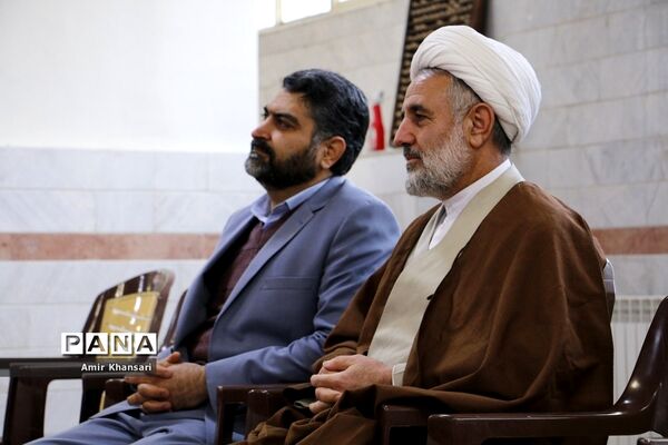 نشست صمیمی دانش‌آموزان دبیرستان دین و دانش قم با نماینده مجلس شورای اسلامی