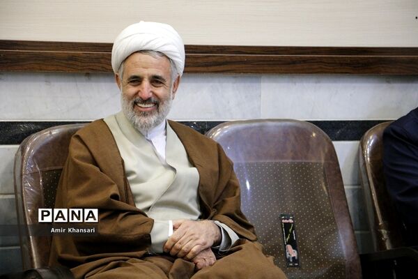 نشست صمیمی دانش‌آموزان دبیرستان دین و دانش قم با نماینده مجلس شورای اسلامی