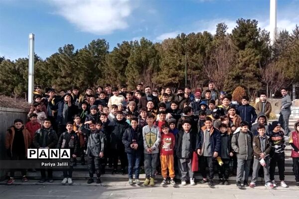 حضوردانش‌آموزان آموزشگاه شهیدآیت یک اسلامشهر در باغ موزه انقلاب اسلامی و دفاع مقدس