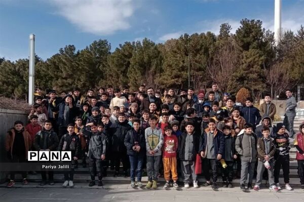 حضوردانش‌آموزان آموزشگاه شهیدآیت یک اسلامشهر در باغ موزه انقلاب اسلامی و دفاع مقدس
