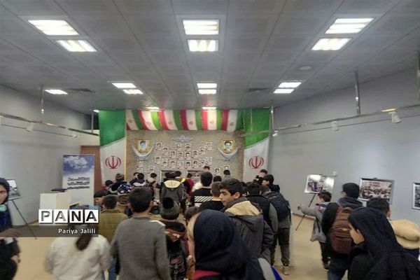 حضوردانش‌آموزان آموزشگاه شهیدآیت یک اسلامشهر در باغ موزه انقلاب اسلامی و دفاع مقدس