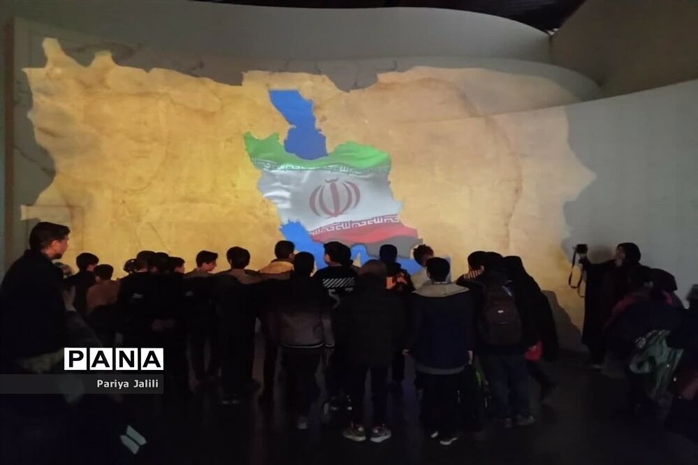 حضوردانش‌آموزان آموزشگاه شهیدآیت یک اسلامشهر در باغ موزه انقلاب اسلامی و دفاع مقدس