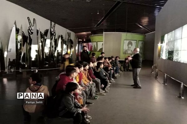 حضوردانش‌آموزان آموزشگاه شهیدآیت یک اسلامشهر در باغ موزه انقلاب اسلامی و دفاع مقدس