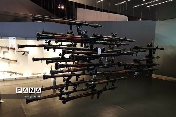 حضوردانش‌آموزان آموزشگاه شهیدآیت یک اسلامشهر در باغ موزه انقلاب اسلامی و دفاع مقدس